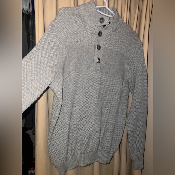Like new Men's Izod gray button neck sweater medium - Picture 6 of 9